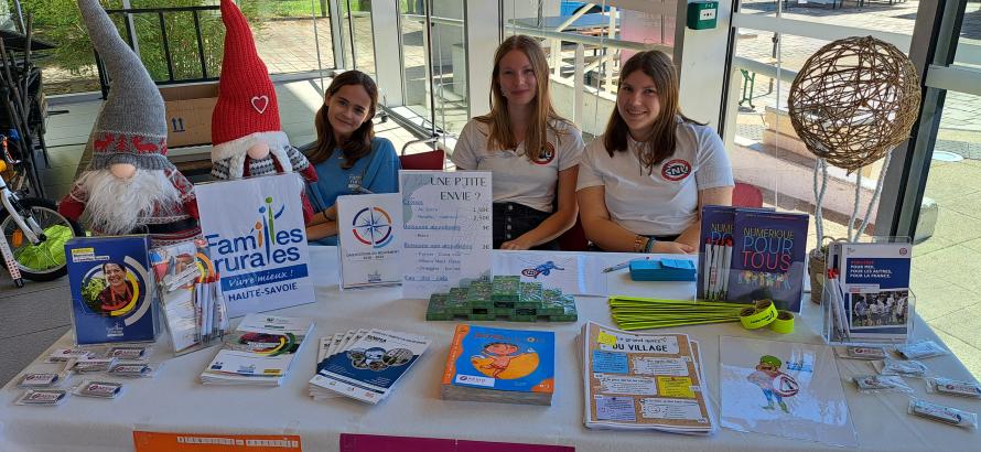 Jade, Anaé et Alicia étaient à l'accueil, ce 25 mai, lors du Village Sécurité 2024 à Meythet.