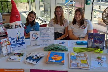 Jade, Anaé et Alicia étaient à l'accueil, ce 25 mai, lors du Village Sécurité 2024 à Meythet.
